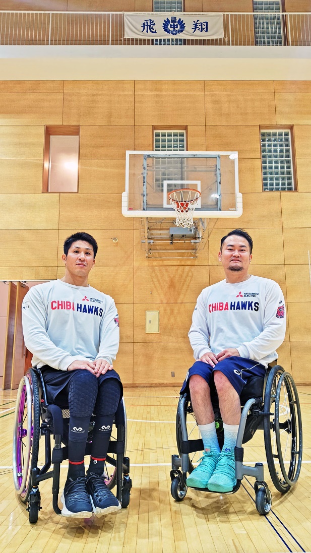 校章とゴールを背にした植木選手(左)・村上選手(右)